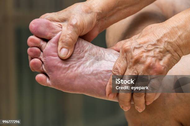 고위 여자의 손에 대 한 그녀의 발을 마사지 마사지 개념 발에 대한 스톡 사진 및 기타 이미지 - 발, 아픔, 노인
