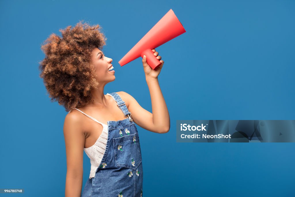 Afro junges Mädchen schreien durch rotes Megaphon. - Lizenzfrei Megafon Stock-Foto