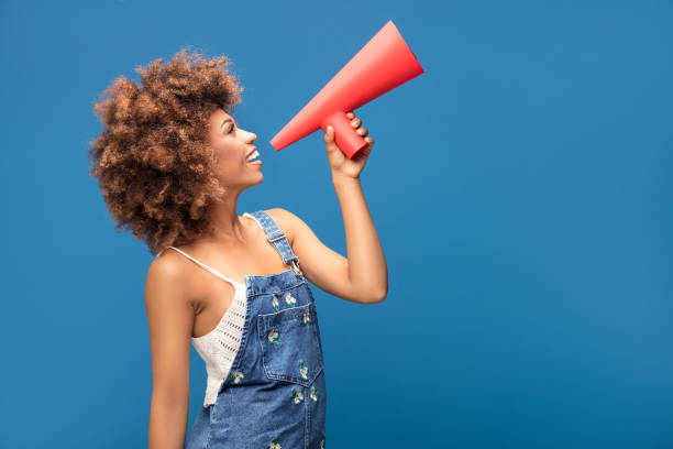 afro junges mädchen schreien durch rotes megaphon. - megaphone women at attention using voice stock-fotos und bilder