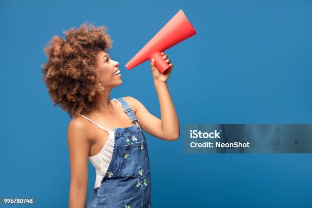 Afro Junges Mädchen Schreien Durch Rotes Megaphon Stockfoto und mehr Bilder von Megafon - Megafon, Kommunikation - Themengebiet, Sprache - Kommunikation