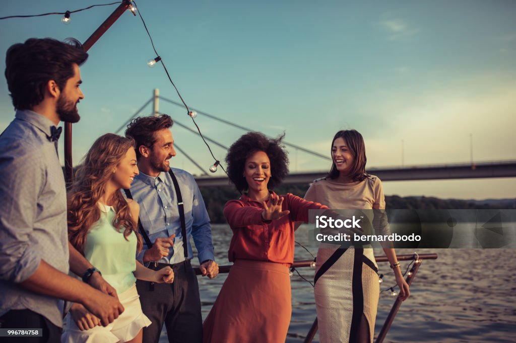 Il primo a rompere il ghiaccio - Foto stock royalty-free di Gruppo di persone