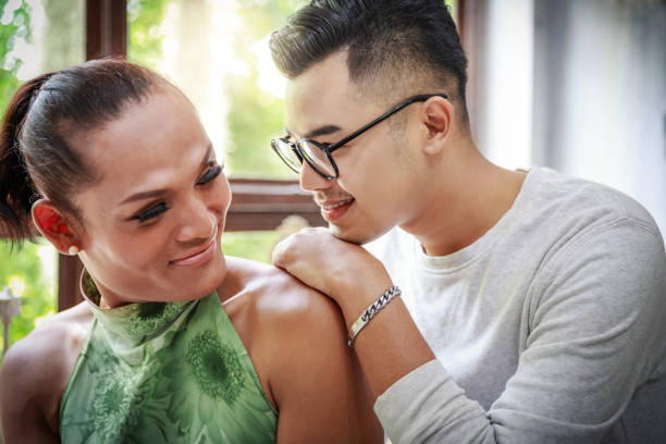 gay love paar - transgender stockfoto's en -beelden