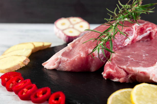 carne de porco crua com ingrediente do tempero - sirloin steak top sirloin onion food state - fotografias e filmes do acervo