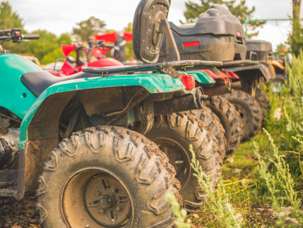 atv 4 x 4 の汚れたバイクを屋外のショットを閉じる - off road vehicle quadbike motocross desert ストックフォトと画像