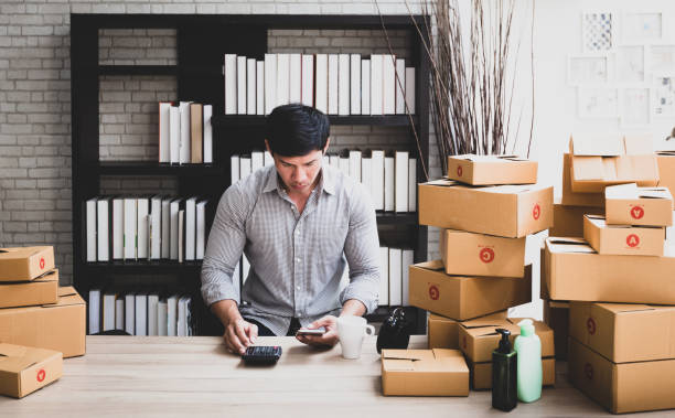 homens trabalhando em casa vendendo online em pequenas empresas - home buisness - fotografias e filmes do acervo