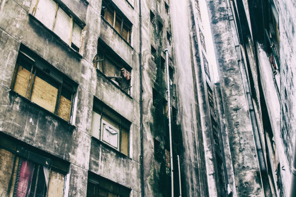 muri esterni a sgazzaio in cemento di un vecchio edificio abbandonato. - occupy movement foto e immagini stock