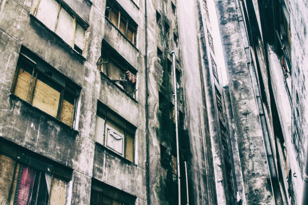 бетонные затхливые внешние стены старого заброшенного здания. - occupy movement стоковые фото и изображения