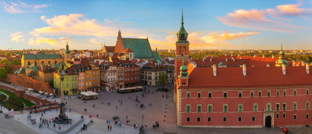 istock Royal Castle and the castle square in Warsaw 996832616