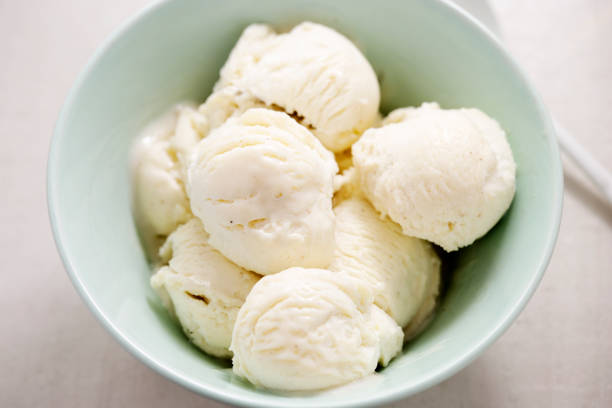 low fat vanille eis - ice cream vanilla ice cream bowl white stock-fotos und bilder