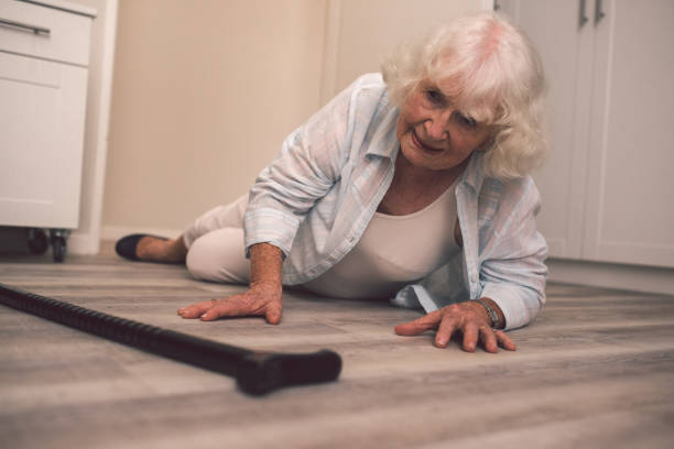 avere difficoltà a stare in piedi - falling people tripping senior adult foto e immagini stock