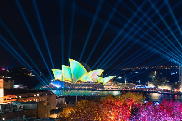 sydney opera house - vivid sydney 2018 - sydney opera house sydney harbor opera house bright fotografías e imágenes de stock