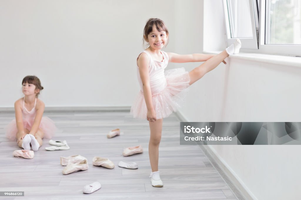 Ballerina Bambina In Classe Balletto - Fotografie stock e altre immagini di  Bambino - Bambino, Danza classica, Saltare - iStock