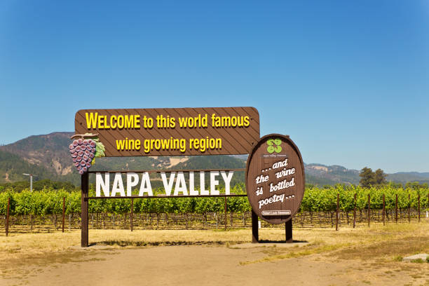 napa valley in kalifornien weinberg touristische wegweiser - napa valley vineyard sign welcome sign stock-fotos und bilder