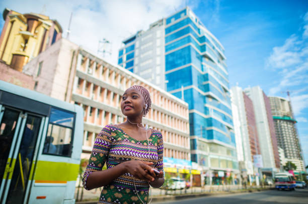 joven africana de segura en el centro de la ciudad - personal land vehicle audio fotografías e imágenes de stock