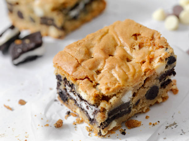 doppio cioccolato, brownies ripieni di biscotti - cookie chocolate cake gourmet dessert foto e immagini stock