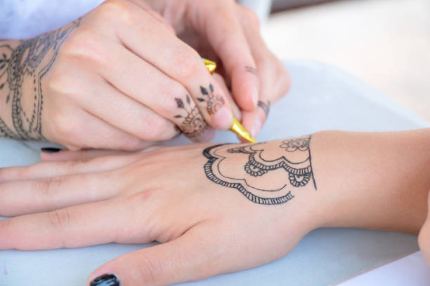 istock Painting on the hands 996898056