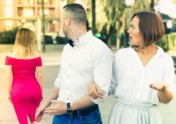 young woman is resentmenting because her boyfriend was stared on other girl - disaffection imagens e fotografias de stock