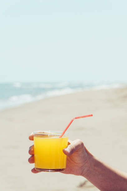 człowiek z pomarańczowym napojem na plaży - 4396 zdjęcia i obrazy z banku zdjęć