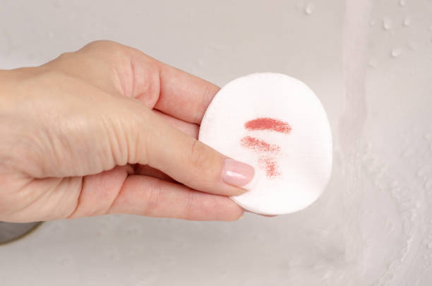 istock Wadded disc in hand wash off make-up 996970364