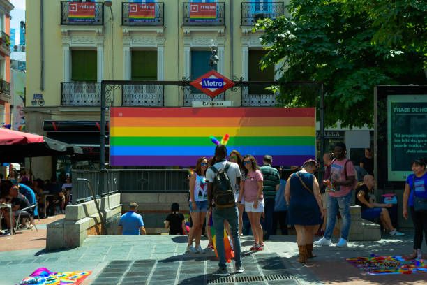 estación de metro con la bandera del arco iris - homosexual gay pride business rainbow fotografías e imágenes de stock