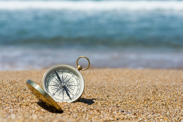 kompas na plaży - compass exploration the way forward beach zdjęcia i obrazy z banku zdjęć