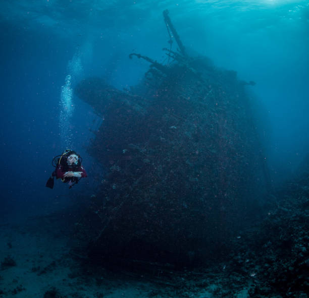 istock Scuba diving on the wreck 997018734