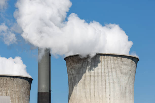 torres de enfriamiento y carbón chimeneas dispararon planta en alemania - global warming power station smoke stack coal fotografías e imágenes de stock