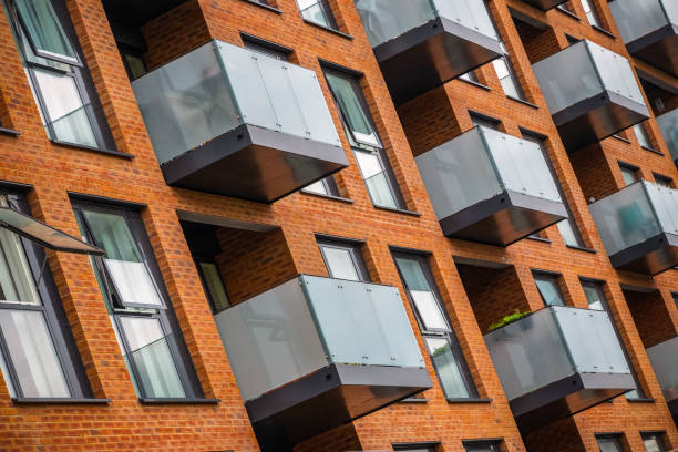 modern mansion block around hackney in london - house housing development uk housing problems imagens e fotografias de stock