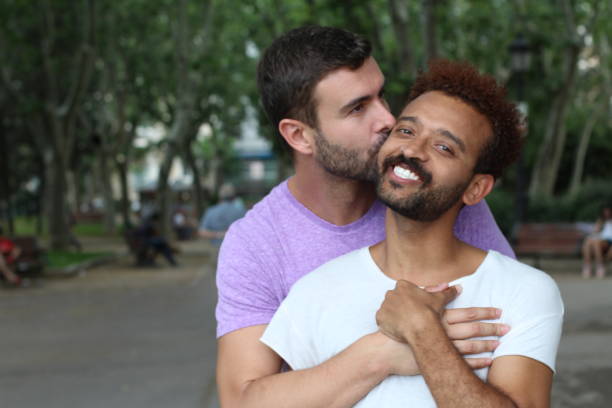 coppia gay interrazziale all'aperto da vicino - couple black american culture kissing foto e immagini stock