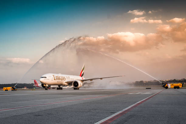 First Flight Dubai - Santiago, Chile - Stopover Sao Paulo, Guarulhos Images of the traditional baptism in São Paulo with the arrival of the first flight connecting Dubai to Santiago, Chile, with a stopover in São Paulo. The Boeing 777-200LR also made the first refurbished flight inland to conduct long-haul flights. stopover stock pictures, royalty-free photos & images