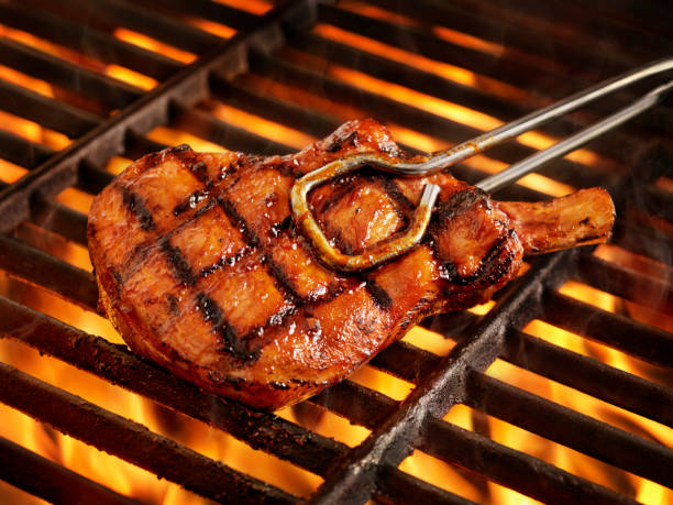 bbq-pork chops op de grill - karbonade stockfoto's en -beelden