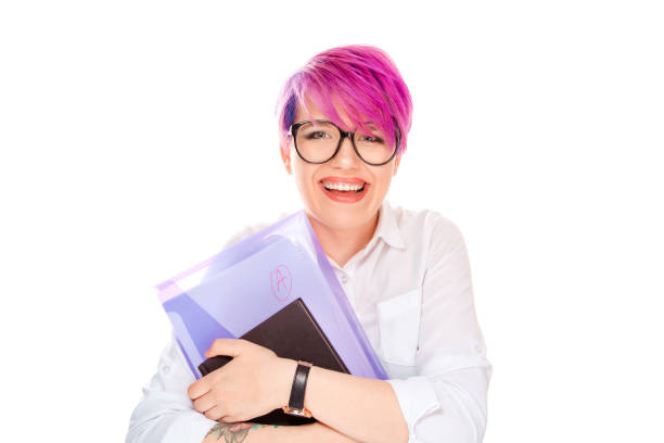 donna con cartella libri con un grado isolato su bianco - high schooler foto e immagini stock