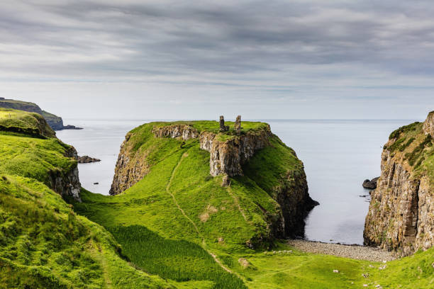 dunseverick северной ирландии causeway road прибрежных пейзаж - северная ирландия стоковые фото и изображения