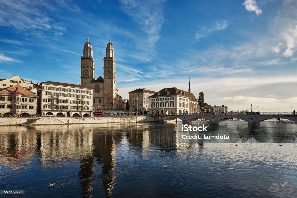 Vista De La Histórica Ciudad De Zurich Iglesia De Grossmunster Y Munsterbucke Cruzando El Río Limmat Cantón De Zúrich Suiza Foto de stock y más banco de imágenes de Zúrich - iStock Vista De La Histórica Ciudad De Zurich Iglesia De Grossmunster Y Munsterbucke Cruzando El Río Limmat Cantón De Zúrich Suiza Foto de stock y más banco de imágenes de Zúrich - iStock