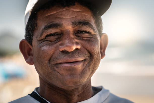 retrato dos homens maduros brasileiros na praia - brazilian people - fotografias e filmes do acervo