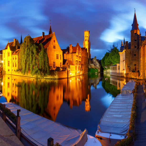 tower belfort depuis rozenhoedkaai de bruges - flanders bruges dusk building exterior photos et images de collection