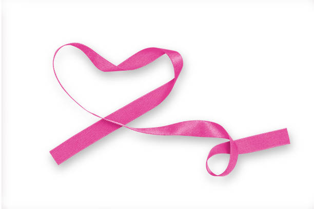 różowa wstążka w kształcie serca wyizolowana na białym tle (ścieżka przycinania) podnosząca świadomość z rakiem piersi - pink ribbon alertness breast cancer awareness zdjęcia i obrazy z banku zdjęć