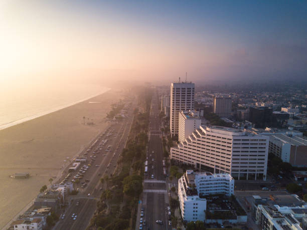 ocean avenue e a pacific coast highway, em santa monica, califórnia - panorama aéreo - santa monica california route 1 pacific coast highway - fotografias e filmes do acervo