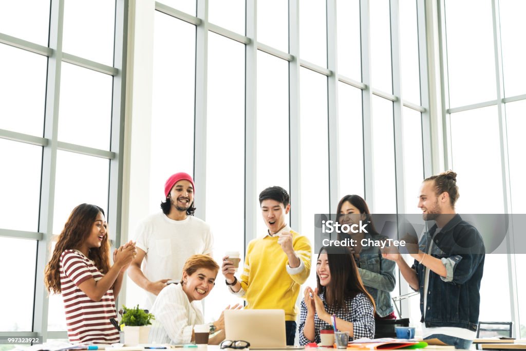 Groupe de diversité personnes équipe souriante et joyeuse en succès travail avec ordinateur portable au bureau moderne. Créative équipe multiethnique ou l’origine ethnique se sentir heureux, profiter et engagé dans le projet de réalisation. - Photo de Peuples d'Asie et du sous-continent indien libre de droits