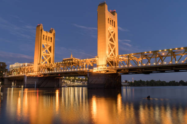 タワー ブリッジとライトは、サクラメント川に反映されます。 - vertical lift bridge ストックフォトと画像