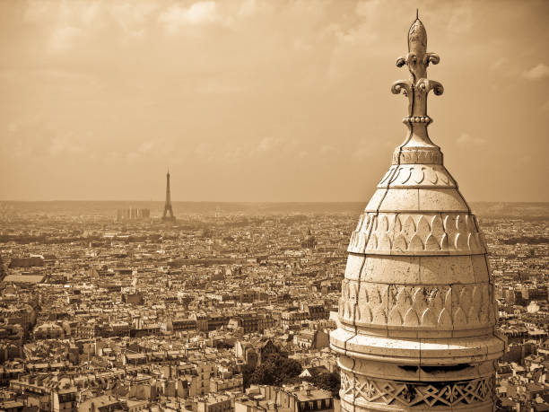 「デュエル」 - eiffel tower black and white paris france construction ストックフォトと画像