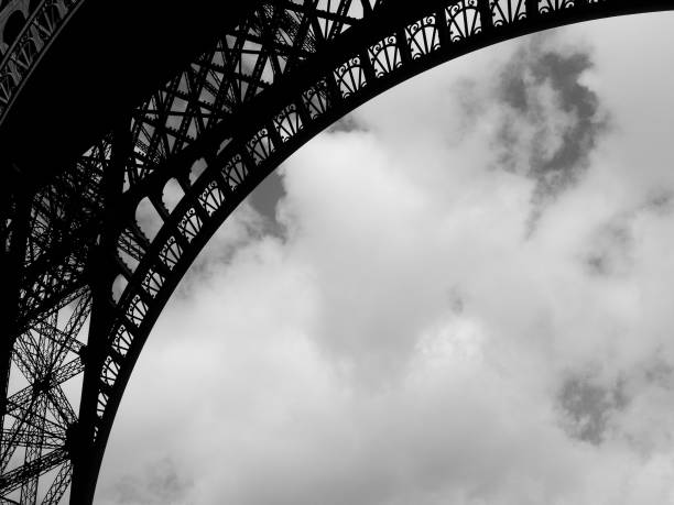 エッフェル塔 - eiffel tower black and white paris france construction ストックフォトと画像