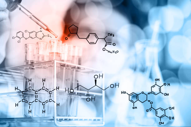 szklane laboratoryjne probówki chemiczne z cieczą. mężczyzna nosi prote - test tube glass reagent red zdjęcia i obrazy z banku zdjęć