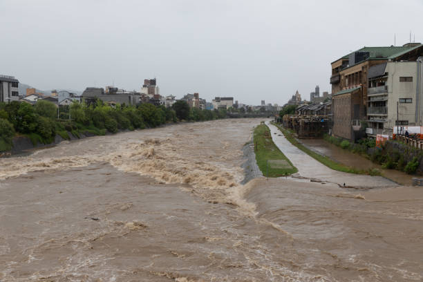 京都で豪雨 - flood ストックフォトと画像