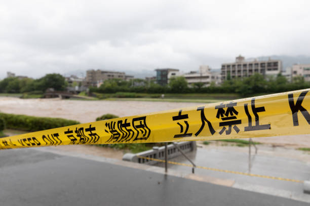 hevige stortregens in kyoto - tyfoon fotos stockfoto's en -beelden
