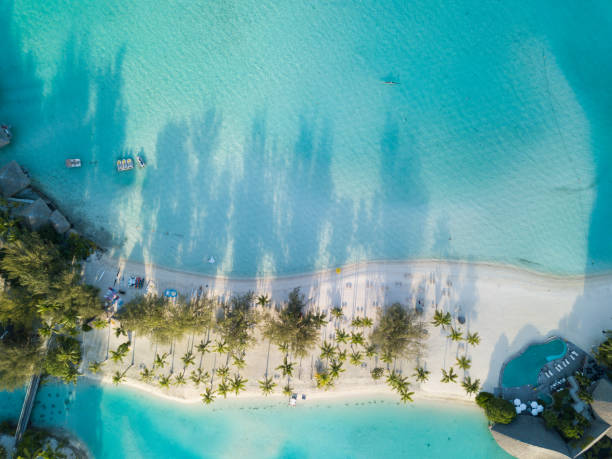 beach-luftaufnahme, französisch-polynesien - bora bora atoll stock-fotos und bilder