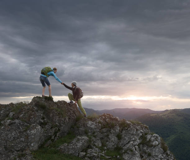 a helping hand - aspirations mountain hiking climbing imagens e fotografias de stock