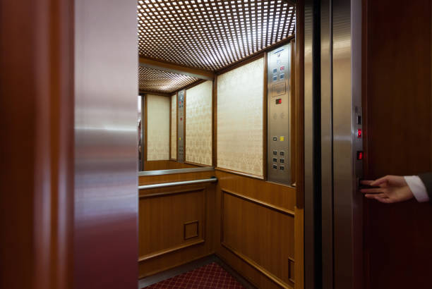 entrada ascensor de lujo lujo - elevator push button stainless steel floor fotografías e imágenes de stock