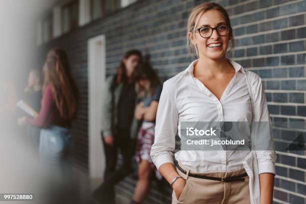 Professore Universitario Nel Campus - Fotografie stock e altre immagini di Insegnante - Insegnante, Bambino, Università