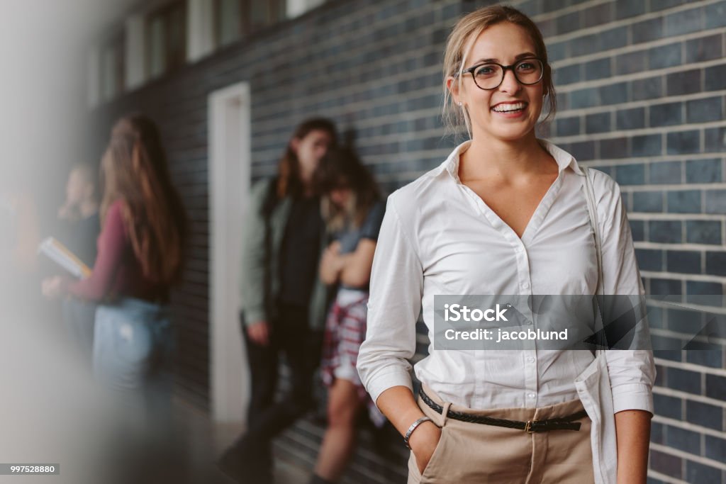 Professor universitário no campus - Foto de stock de Professor royalty-free